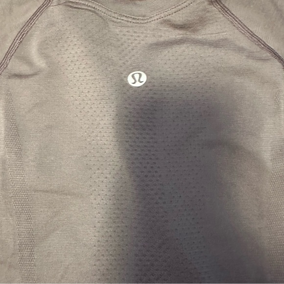Lululemon Swiftly Tech Short-Sleeve Shirt
Hip Length unsure of size (f6 - Picture 4 of 8